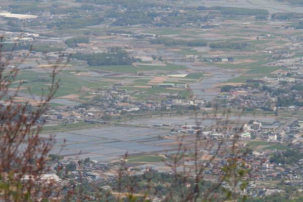 展望台から望む 田植えを待つ田圃