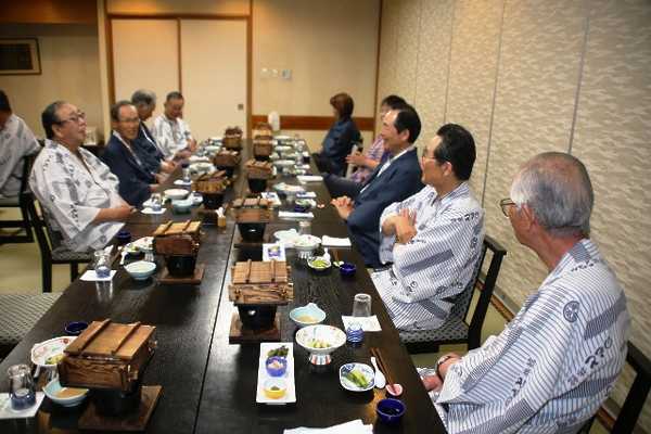 夕食前の歓談