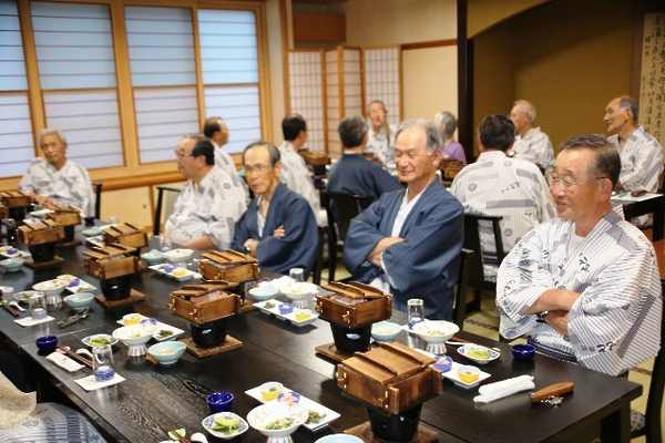 なかなか来ないビールを待つ