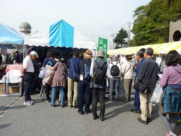当会の鳥博広場テント前の賑わい